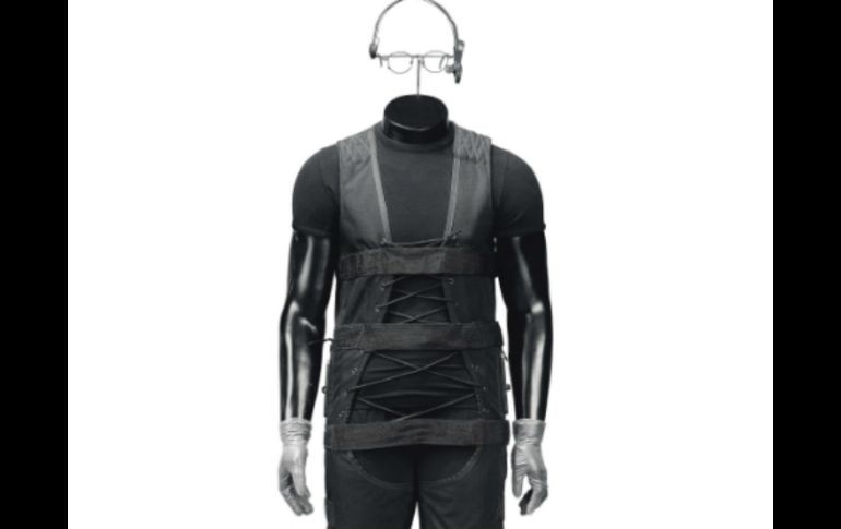 El vestuario incluye auriculares de goma, gafas oscuras, guantes, pantalones, botas y chaqueta de cuero. EFE /