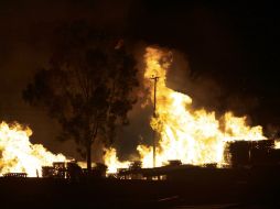 Tomó dos horas a bomberos controlar el fuego que se suscitó. NTX / C. Pacheco