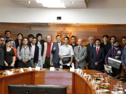 El rector de la UdeG, Tonatiuh Bravo reconoció el trabajo y la entrega de los ganadores. EL INFORMADOR / A. Camacho