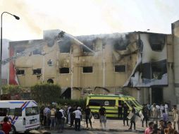 El fuego se propagó a otras tres plantas de la fábrica, por lo que se necesitaron 23 vehículos de bomberos para apagar el incendio. EFE / B.Fathi