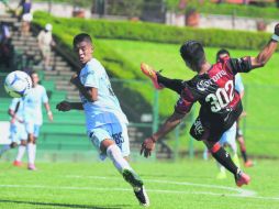 Remate del juvenil Ernesto Pinto de la Sub-20 del Atlas (#302) en el partido del fin de semana pasado ante el Querétaro. MEXSPORT / S. Molina