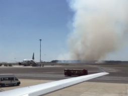 Un incendio en una zona arbolada próxima a las pistas del aeropuerto romano de Fiumicino obliga a suspender vuelos. TWITTER / @airlivenet