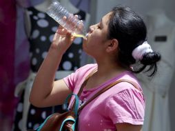 En época de calor, se debe tomar líquidos en todo momento. EL INFORMADOR / ARCHIVO