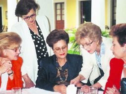 AMIGAS. Berenice Ramírez, Olivia Reinosa, Beatriz Robles, Rosamaría Lázaro y Margarita Barrios.  /