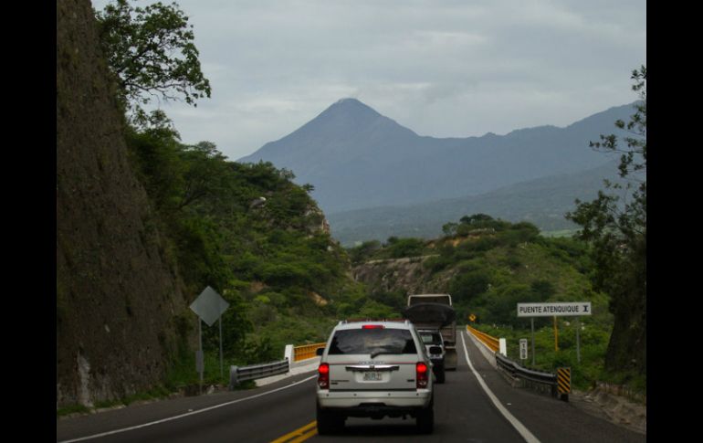 Prevén que el volcán siga lanzando material incandescente y fumarolas, pero todo dentro de la normalidad. EL INFORMADOR / ARCHIVO