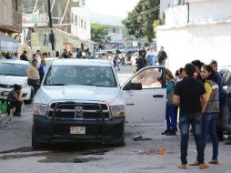 Peritos inspeccionan el vehículo donde se desplazaba el comandante David Urquizo Molina. EFE / L. Ocampo