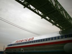 Los pasajeros evacuados son colocados luego en otro avión para continuar su viaje. AP / ARCHIVO