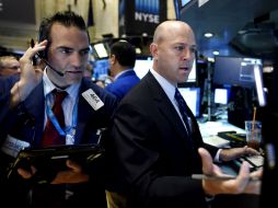 La jornada estuvo marcada por resultados empresariales y datos económicos dispares. EFE / J. Lane