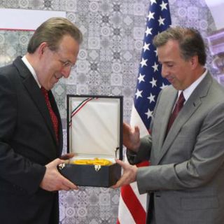 Anthony Wayne recibe Orden del Águila Azteca