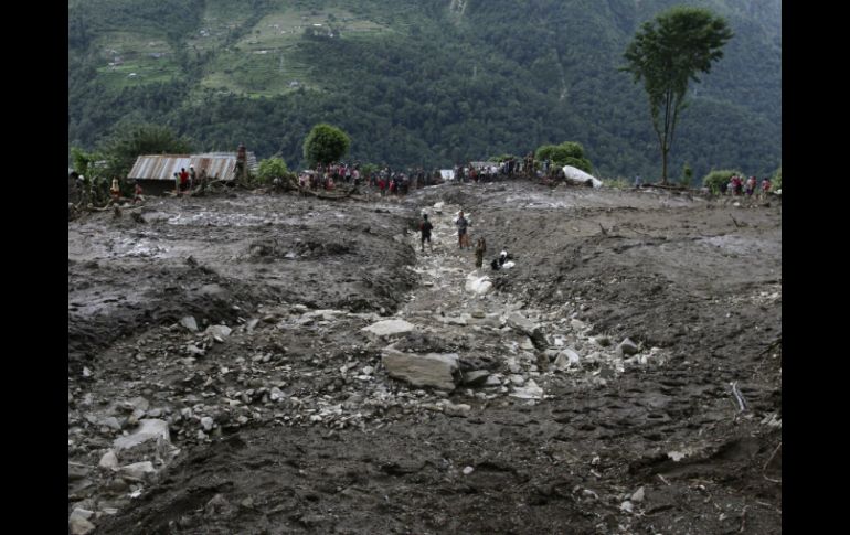 Los equipos de socorro continúan buscando a personas atrapadas entre escombros y lodo. EFE / B. Neupane