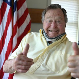 El ex presidente George H.W Bush tuitea sobre su caída