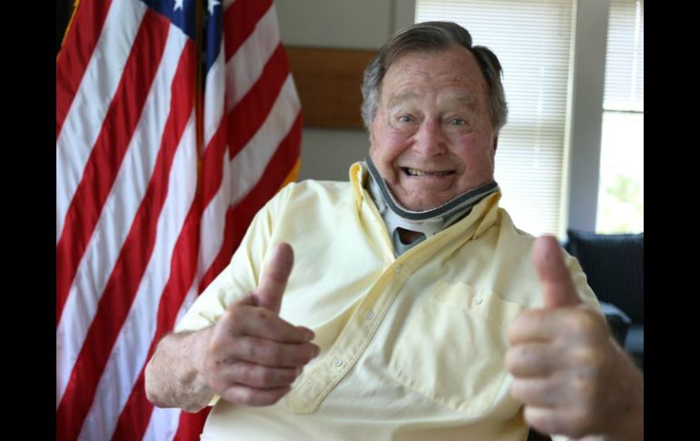Bush aparece en la foto sonriente mientras que usa un collarín con los pulgares hacia arriba. TWITTER / @GeorgeHWBush