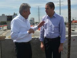El secretario de Comunicaciones, Gerardo Ruiz (i) realizó un recorrido de supervisión en la obra. TWITTER / @SCT_mx