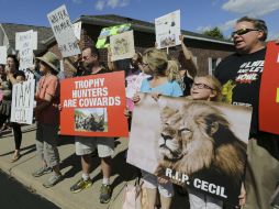 Personas se manifiestan afuera del consultorio de Palmer. AP / A. Heisenfelt