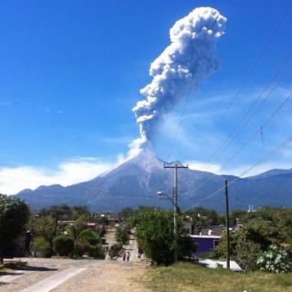 Volcán El Colima emite una fumarola de más de mil metros con ceniza
