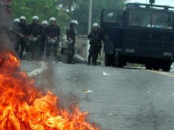 Tras quemar la presidencias, los manifestantes colocaron una barricada de llantas encendidas y ramas en la carretera local. NTX / ARCHIVO