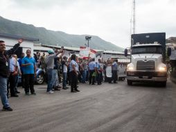 Trabajadores de la embotelladora de Pepsi Cola y de Empresas Polar protestan afuera de una planta de distribución al oeste de Caracas. EFE / M. Gutiérrez