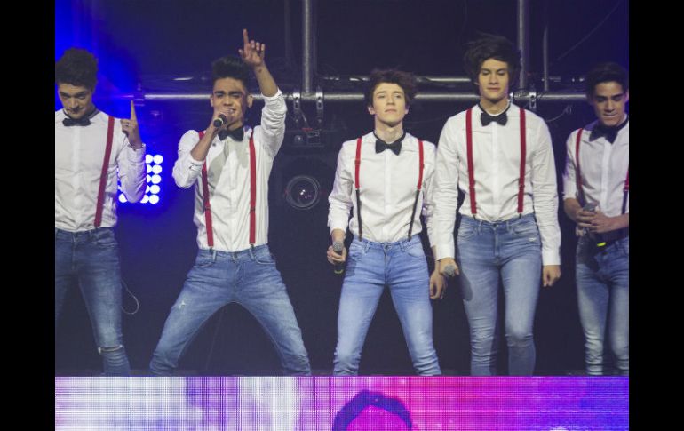 El quinteto se viste con jeans, camisa blanca y tirantes rojos demostrando por qué goza de tanta popularidad ante sus fans. NTX / I. Hernandez