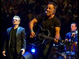 Bruce Springsteen, viejo amigo de la banda, sale al escenario para interpretar con ellos algunas canciones. TWITTER / @U2EXPO