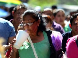 Se sugiere a la población no sustituir el agua por bebidas con cafeína o alcohol. EL INFORMADOR / ARCHIVO