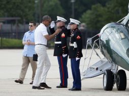 Barack Obama aborda un avión en la Base Andrews, que lo llevará a la residencia presidencial de descanso en Camp Davis. AFP / C. Kleponis
