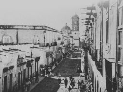 La calle San Francisco, hoy Avenida 16 de Septiembre, era una importante vialidad de negocios que se podía transitar con libertad. EL INFORMADOR / ARCHIVO