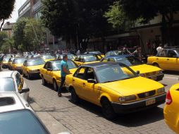 Días atrás,taxistas tomaron calles del centro tapatío pidiendo entablar diálogo con el Ejecutivo y hablar de la legalización de Uber. EL INFORMADOR / ARCHIVO