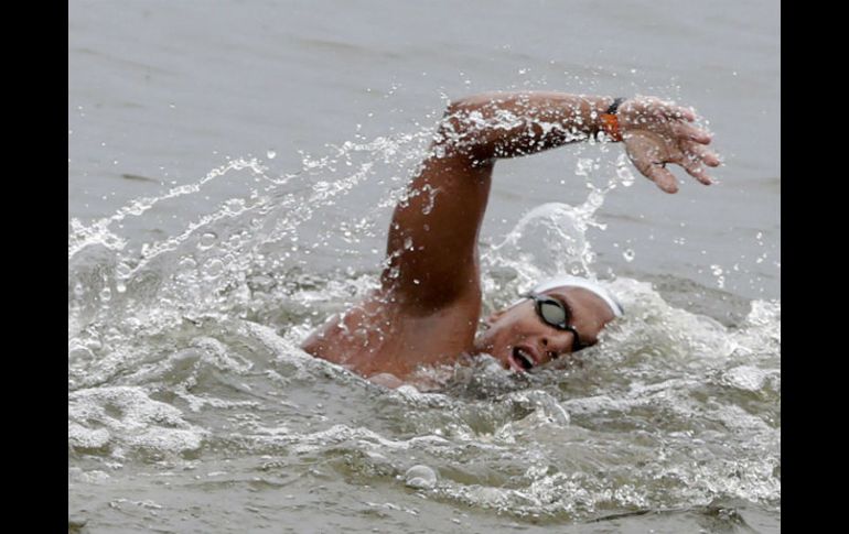 La nadadora brasileña Ana Marcela Cunha, durante la prueba de 25km en aguas abiertas de los Mundiales de natación de Kazán. EFE / A. Estévez