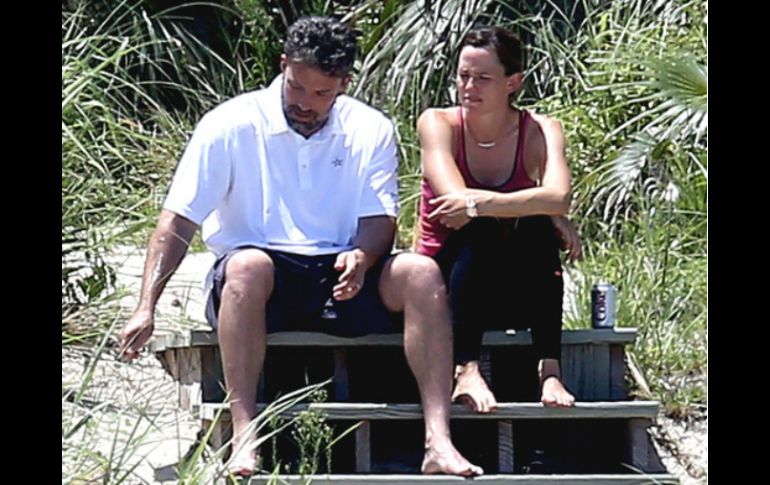 Ben Affleck y Ouzounian pasearon juntos e incluso fueron captados por paparazzi. ESPECIAL / eonline.com