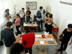 Los asistentes pueden participar en la edición y encuadernación de libros. EL INFORMADOR / A. Hinojosa