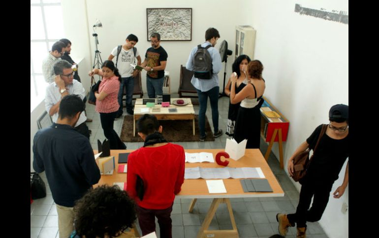 Los asistentes pueden participar en la edición y encuadernación de libros. EL INFORMADOR / A. Hinojosa