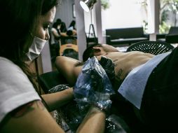 Los jóvenes se pueden contagiar al realizar prácticas de riesgo, por ejemplo al hacerse tatuajes o piercings. EL INFORMADOR / ARCHIVO
