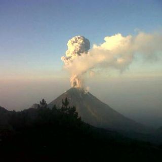 Volcán El Colima emite exhalación de dos kilómetros