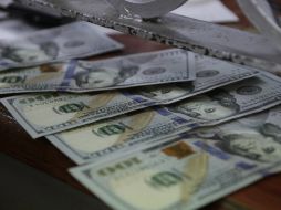Las expectativas del tipo de cambio de 2016 pasaron de 15.01 pesos por dólar a 15.37. EL INFORMADOR / ARCHIVO