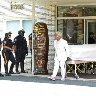 Bobbi Kristina es enterrada junto a su madre, Whitney Houston