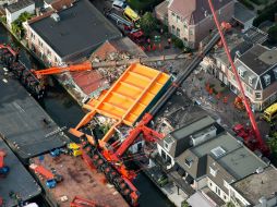 Un amplio perímetro que incluye 51 casas, fue acordonado a causa de los riesgos de caídas de escombros. EFE / B. Van De Biezen