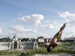 Jonathan Paredes realiza una de sus ejecuciones en los clavados de altura, donde los participantes se tiran desde 27 metros. EFE / A. Maltsev