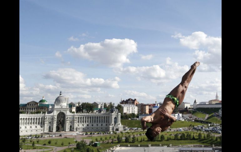 Jonathan Paredes realiza una de sus ejecuciones en los clavados de altura, donde los participantes se tiran desde 27 metros. EFE / A. Maltsev