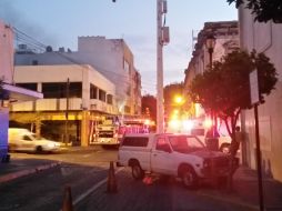 Bomberos sofocan el fuego, que se concentró en la segunda planta, sin que lograra propagarse a los inmuebles aledaños. EL INFORMADOR / O. Álvarez