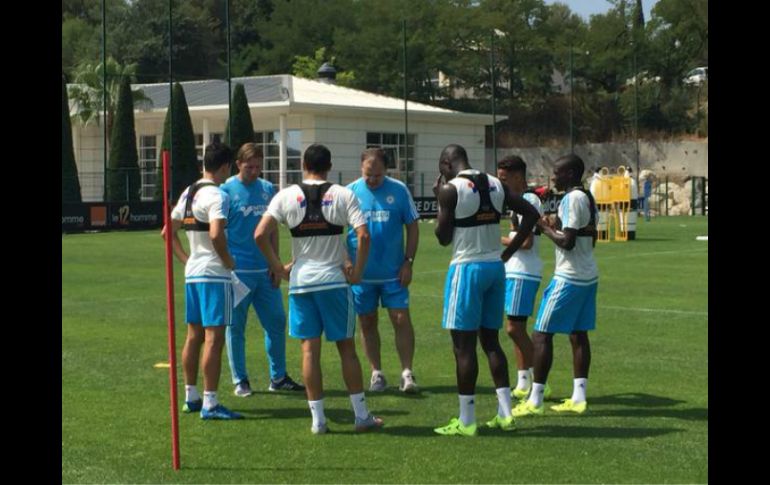 Bielsa tiene a la afición de su lado, pero nada le ata a quedarse en Francia. TWITTER /