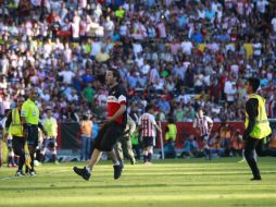 Originalmente fueron 11 los barristas que fueron detenidos por invadir la cancha en el partido de Atlas contra Chivas. EL INFORMADOR / ARCHIVO