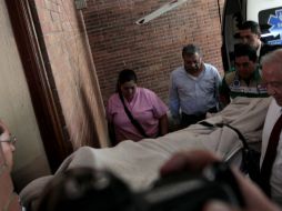 El ex dictador es ingresado al hospital privado, acompañado de sus guardaespaldas y su hija. EFE / E. Biba