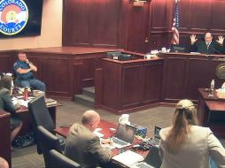 Los integrantes del jurado, quienes escucharon las emotivas declaraciones decidirán si Holmes es condenado a prisión o a muerte. AP /