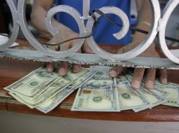 En bancos de la Ciudad de México el dólar libre se situó en 16.57 pesos a la venta y se compró en un mínimo de 15.97 pesos. EL INFORMADOR / R. Tamayo