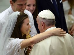 Las comunidades católicas deben dar una acogida real hacia las personas que viven en tales situaciones, asegura el Papa. AFP / F. Monteforte
