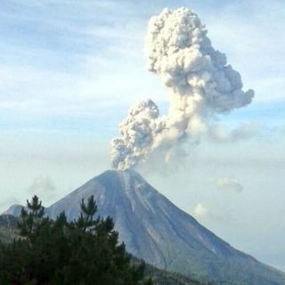 Volcán El Colima tiene exhalación de mil 500 metros de altura