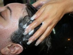 Para tratarlo en casa, puedes dejar de lavarte el cabello tan seguido con shampoo. EL INFORMADOR / ARCHIVO
