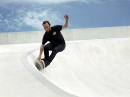 El 'hoverboard' crea un campo magnético que le permite elevarse gracias a superconductores enfriados con hidrógeno. AFP / TOYOTA MOTOR
