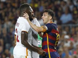 Momento en que Lionel Messi (der.) toma por el cuello a Mapou durante el partido de la Copa Joan Gamper. AFP / Q.García