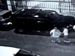 Ambos trataron de robar una llanta de refacción, pero acabaron sustrayendo las tapas de los rines del vehículo. ESPECIAL /